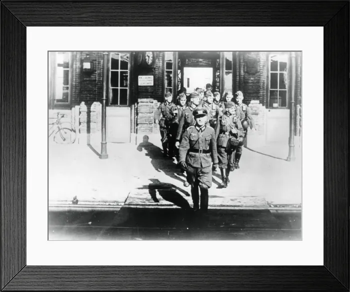 Framed Print : German army officer leading his company onto a railway station platform, Paris, August 1940 Framed Print : German army officer leading his company onto a railway station platform, Paris, August 1940