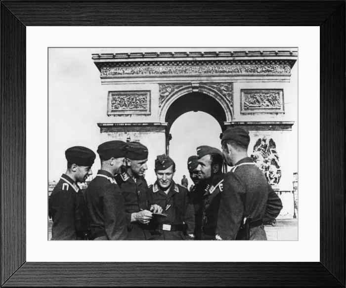Framed Print : Occupying German troops at the Arc de Triomphe, Paris, June 1940 Framed Print : Occupying German troops at the Arc de Triomphe, Paris, June 1940