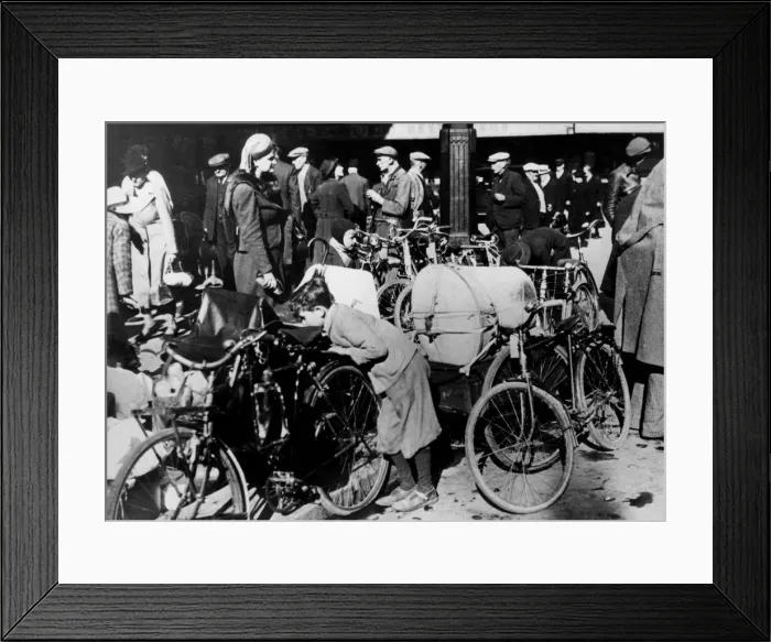 Framed Print : Belgian refugees with their bicycles and possessions outside the Gare du Nord, Paris, July 1940 Framed Print : Belgian refugees with their bicycles and possessions outside the Gare du Nord, Paris, July 1940