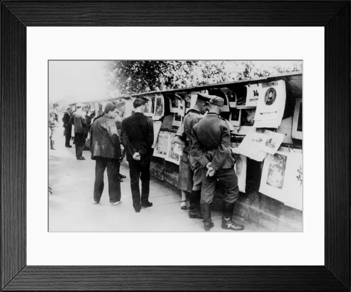 Framed Print : Second-hand book and print stalls on the bank of the Seine, German-occupied Paris, 1940