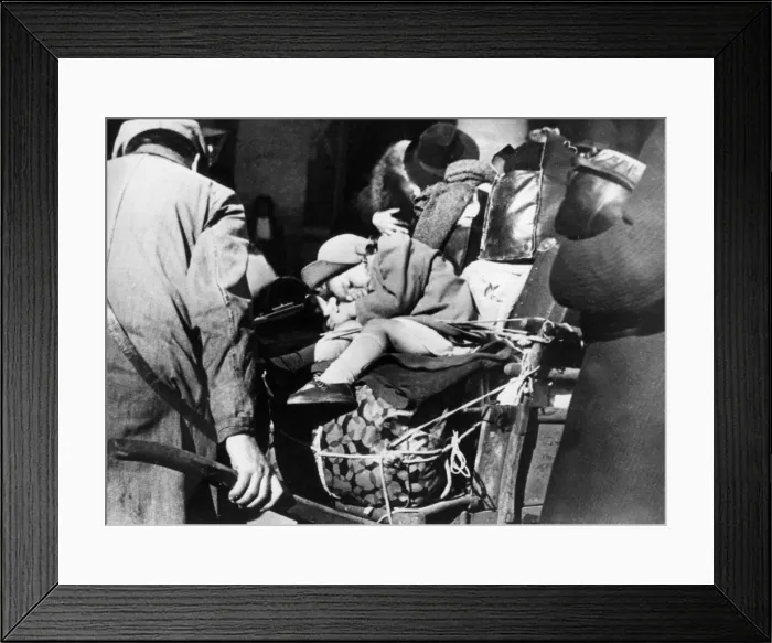 Framed Print : Refugees with their luggage at the Gare de l Est, Paris, August 1940 Framed Print : Refugees with their luggage at the Gare de l Est, Paris, August 1940