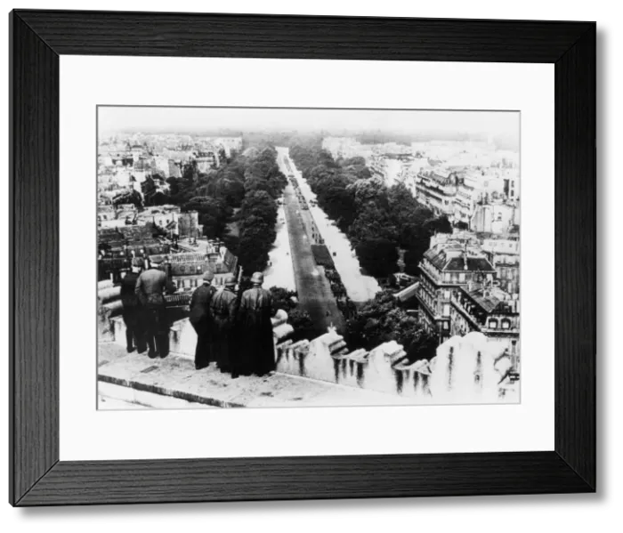 Framed Print : German military parade in Paris, June 1940 Framed Print : German military parade in Paris, June 1940