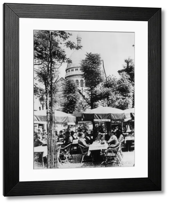 Framed Print : German soldiers relaxing outside a restaurant in Montmartre, Paris, June 1941 Framed Print : German soldiers relaxing outside a restaurant in Montmartre, Paris, June 1941