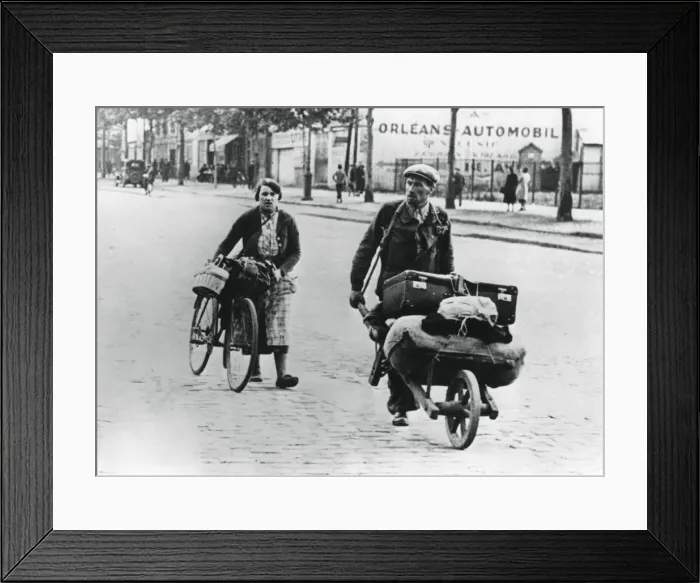 Framed Print : French refugees returning home after the fall of France to the Germans, Paris, July 1940 Framed Print : French refugees returning home after the fall of France to the Germans, Paris, July 1940