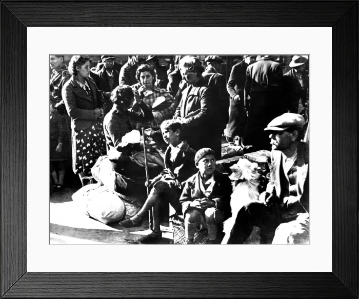 Framed Print : Belgian refugees with their bicycles and possessions outside the Gare du Nord, Paris, July 1940 Framed Print : Belgian refugees with their bicycles and possessions outside the Gare du Nord, Paris, July 1940