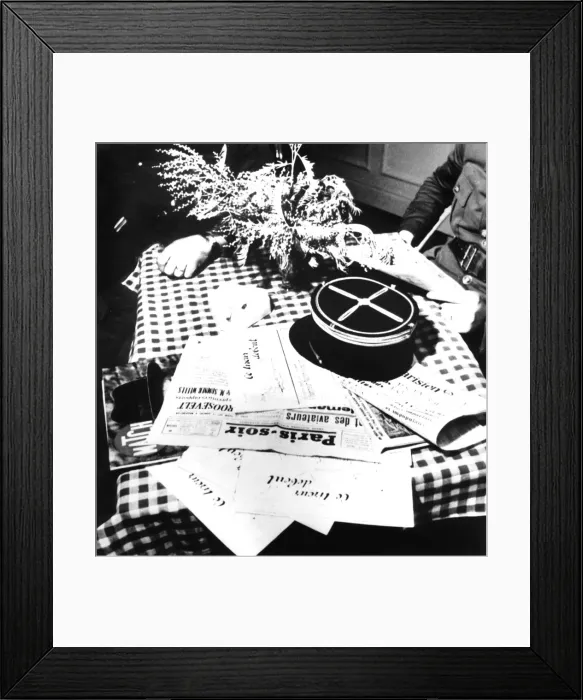 Framed Print : French army officers reading the days newspapers, France, c1939-1940 Framed Print : French army officers reading the days newspapers, France, c1939-1940