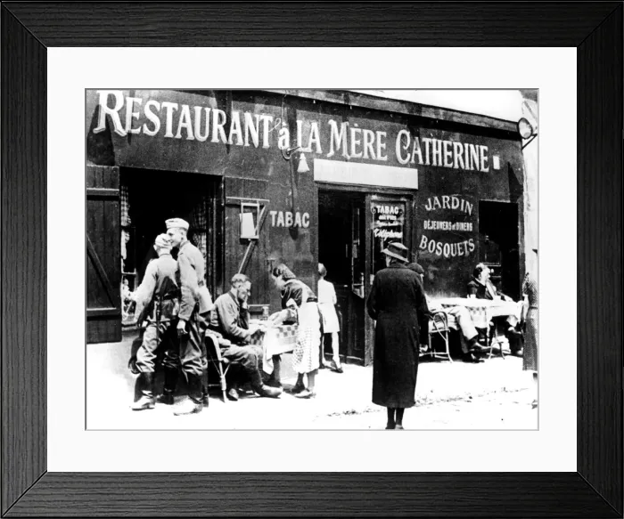 Framed Print : German soldiers at a restaurant, occupied Paris, June 1940 Framed Print : German soldiers at a restaurant, occupied Paris, June 1940