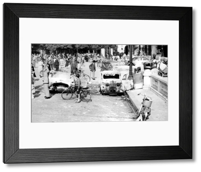 Framed Print : Burned out cars, Place de la Concorde, liberation of Paris, August 1944 Framed Print : Burned out cars, Place de la Concorde, liberation of Paris, August 1944