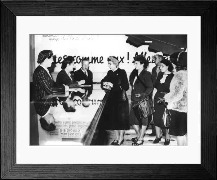 Framed Print : French women enlisting for war work in Germany, 1940-1944 Framed Print : French women enlisting for war work in Germany, 1940-1944