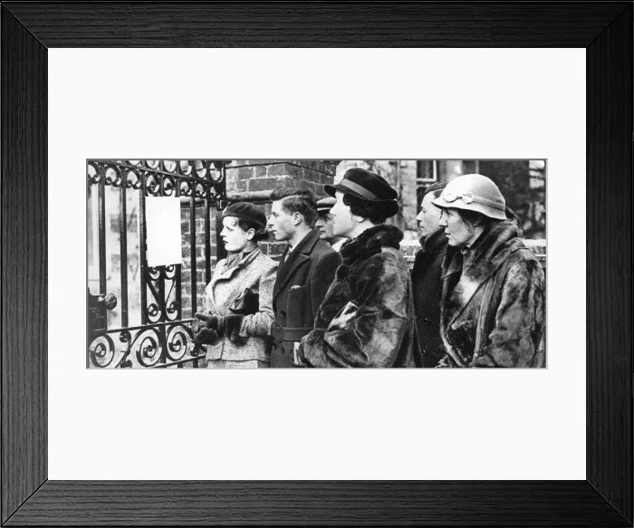 Framed Print : People reading the bulletins of King George Vs last illness, 1935 Framed Print : People reading the bulletins of King George Vs last illness, 1935