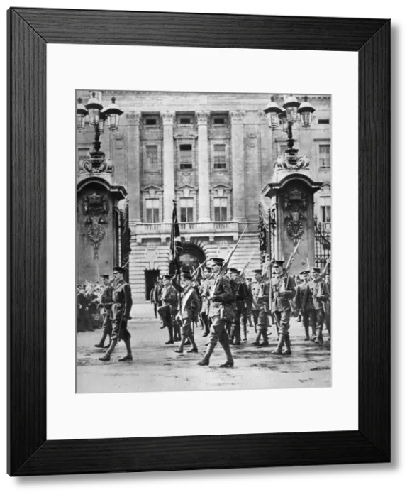 Framed Print : The Prince of Wales commissioned in the Grenadier Guards, London, August 1914 Framed Print : The Prince of Wales commissioned in the Grenadier Guards, London, August 1914