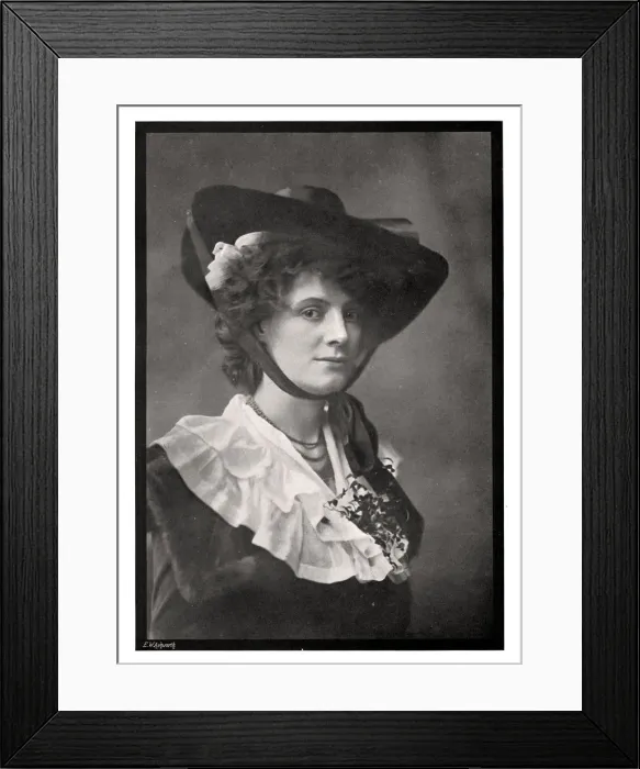 Framed Print : Mrs T Eyre Macklin, 1901. Artist: David Blount Framed Print : Mrs T Eyre Macklin, 1901. Artist: David Blount
