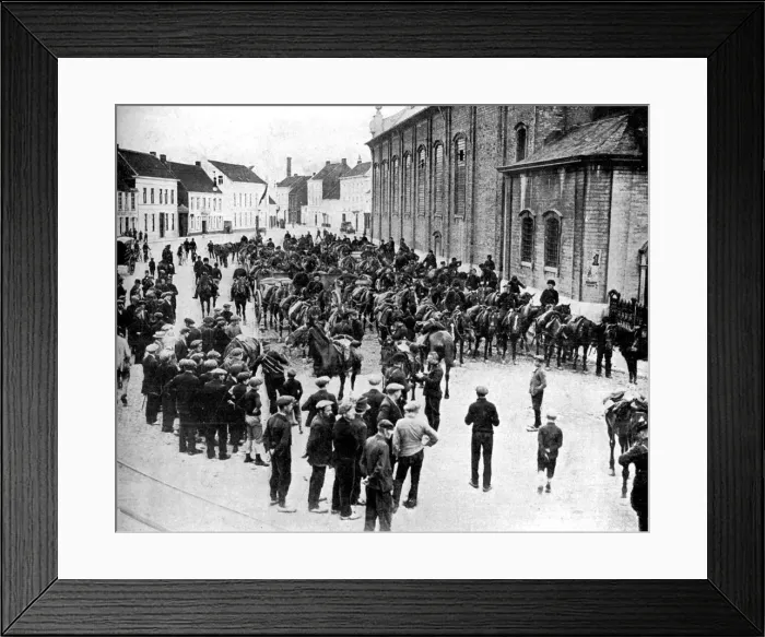 Framed Print : Belgian guns, made by Krupp, preparing for battle near Ghent, Belgium, First World War, 1914 Framed Print : Belgian guns, made by Krupp, preparing for battle near Ghent, Belgium, First World War, 1914