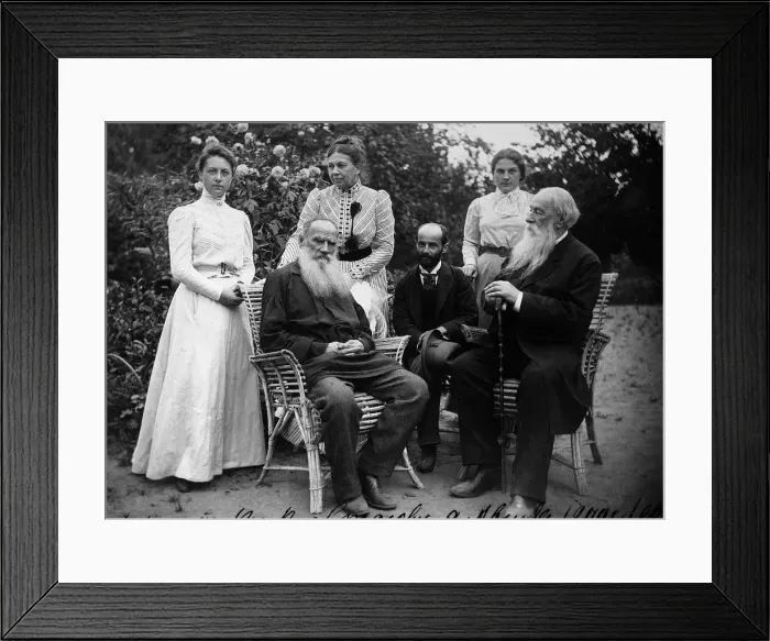 Framed Print : Russian author Leo Tolstoy with visitors, Yasnaya Polyana, Russia, late 19th or early 20th century Framed Print : Russian author Leo Tolstoy with visitors, Yasnaya Polyana, Russia, late 19th or early 20th century