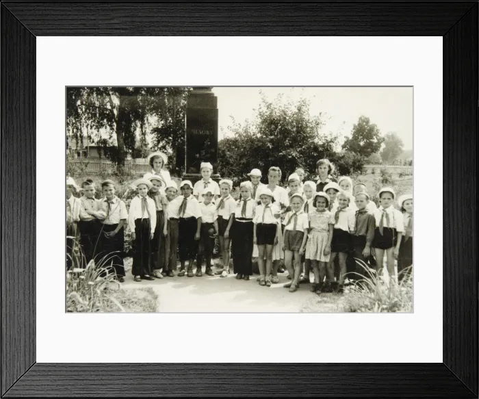 Framed Print : A Young Pioneers unit in Yalta, Crimea, USSR, 1950s Framed Print : A Young Pioneers unit in Yalta, Crimea, USSR, 1950s