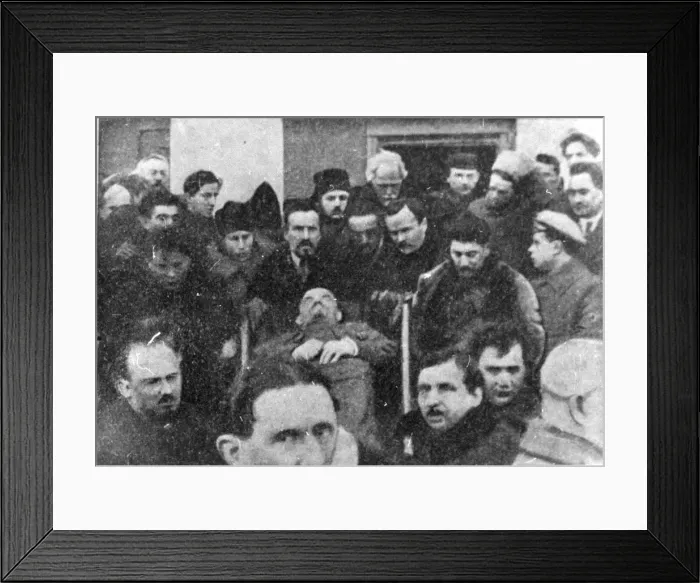 Framed Print : Members of the Central Committee carrying Lenins coffin, 27 January, 1924 Framed Print : Members of the Central Committee carrying Lenins coffin, 27 January, 1924