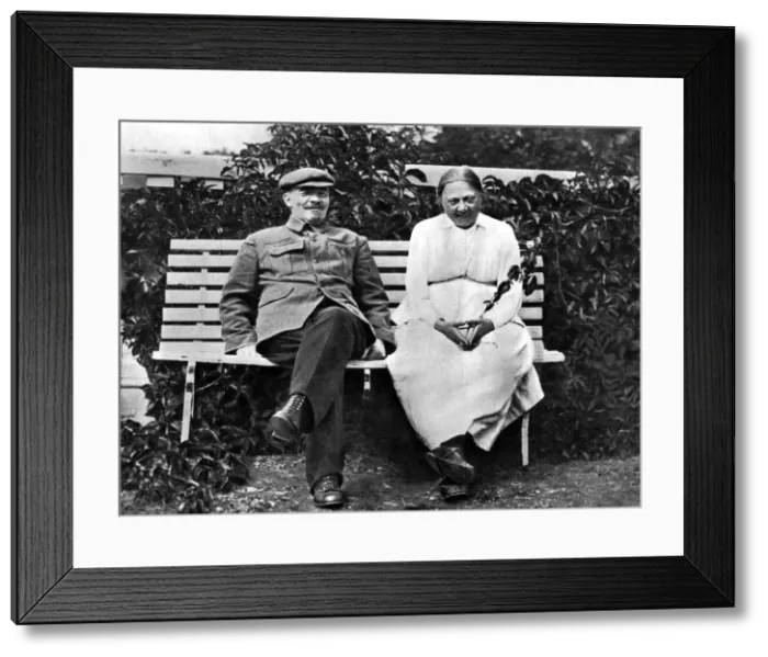 Framed Print : Russian Bolshevik leader Vladimir Lenin and Nadezhda Krupskaya, Gorki, USSR, 1922 Framed Print : Russian Bolshevik leader Vladimir Lenin and Nadezhda Krupskaya, Gorki, USSR, 1922