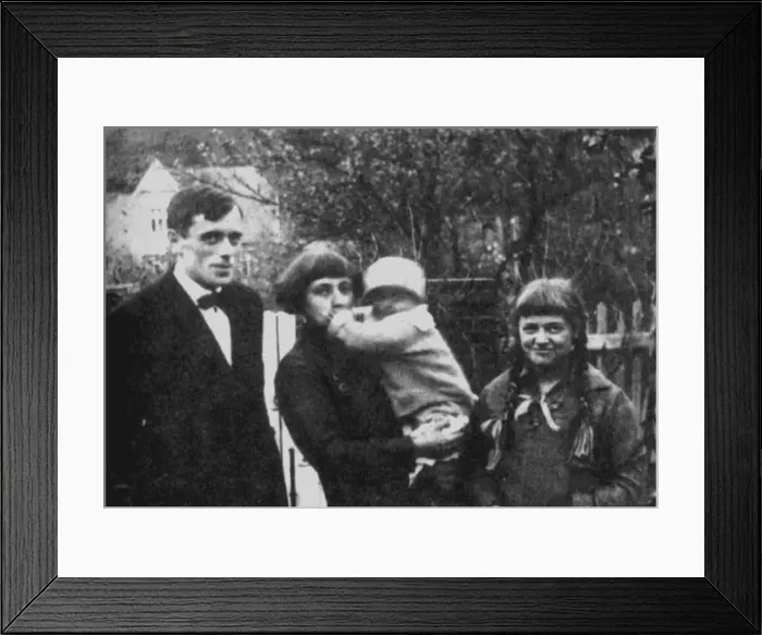 Framed Print : Marina Tsvetaeva with husband and children. Prague, 1925 Framed Print : Marina Tsvetaeva with husband and children. Prague, 1925