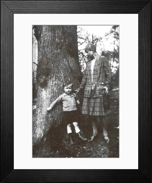 Framed Print : Marina Tsvetaeva with her son, 1928 Framed Print : Marina Tsvetaeva with her son, 1928