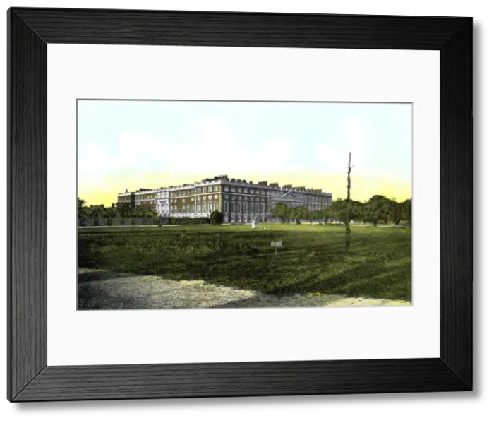 Framed Print : Hampton Court Palace, London, 20th Century Framed Print : Hampton Court Palace, London, 20th Century