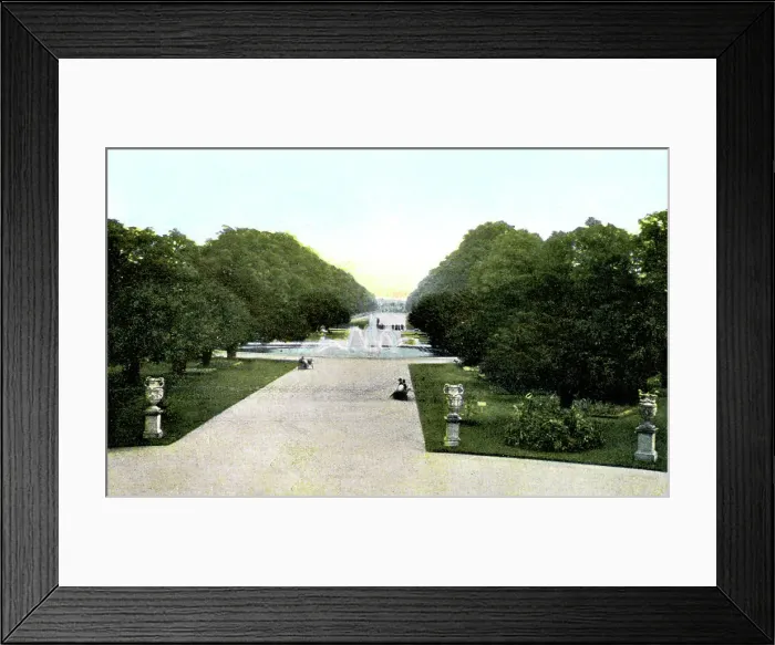 Framed Print : Gardens of Hampton Court Palace, London, 20th Century Framed Print : Gardens of Hampton Court Palace, London, 20th Century