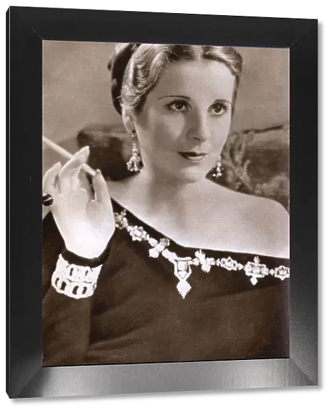 Diana Wynyard, British actress, 1933