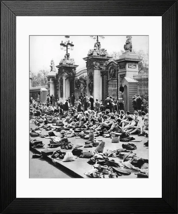 Framed Print : The childrens jubilee holiday, Buckinham Palace, London, 1935 Framed Print : The childrens jubilee holiday, Buckinham Palace, London, 1935