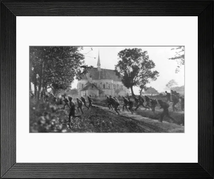 Framed Print : Russian troops retreating in disarray, Ternopil, Ukraine, First World War, 1 July 1917 Framed Print : Russian troops retreating in disarray, Ternopil, Ukraine, First World War, 1 July 1917