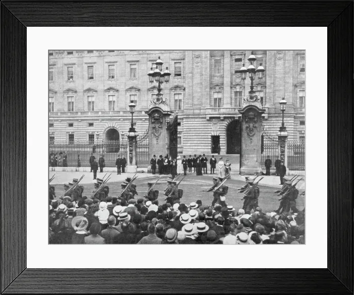 Framed Print : British soldiers marching past Buckingham Palace, London, August 1914 Framed Print : British soldiers marching past Buckingham Palace, London, August 1914
