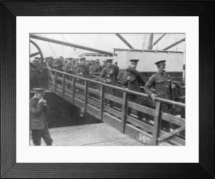 Framed Print : British troops disembarking in France, 7 August 1914 Framed Print : British troops disembarking in France, 7 August 1914