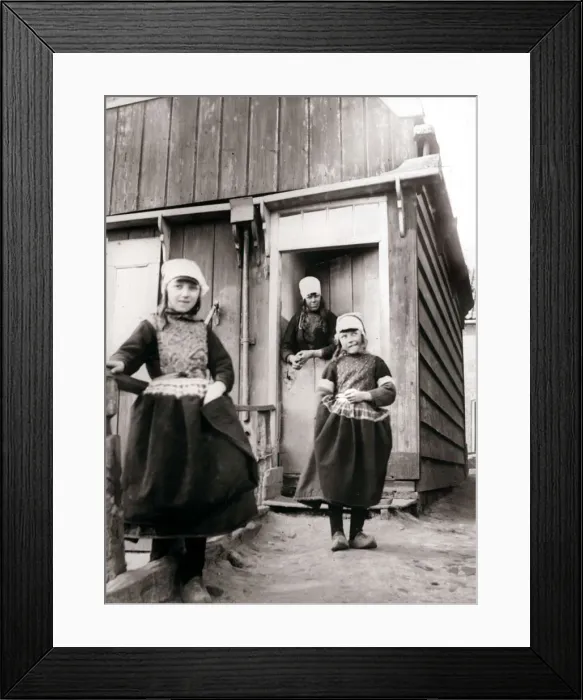Framed Print : Girls in traditional dress, Marken Island, Netherlands, 1898. Artist: James Batkin Framed Print : Girls in traditional dress, Marken Island, Netherlands, 1898. Artist: James Batkin