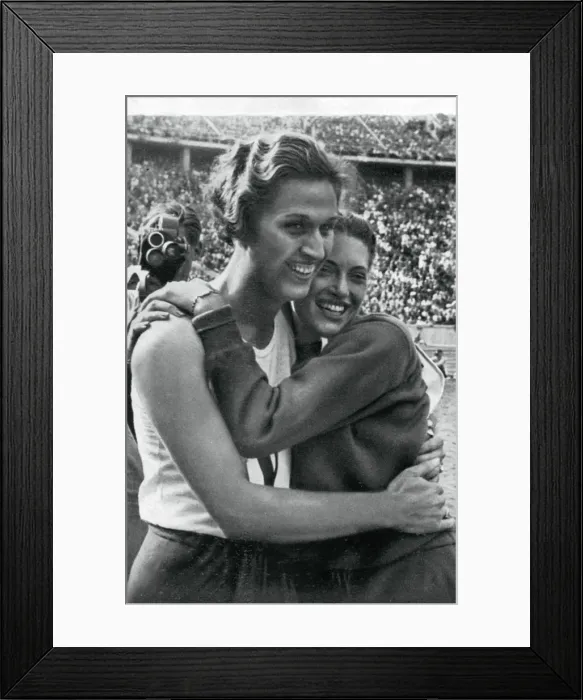 Framed Print : Helen Stephens and Alice Arden, American athletes, Berlin Olympics, 1936 Framed Print : Helen Stephens and Alice Arden, American athletes, Berlin Olympics, 1936