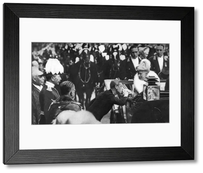 Framed Print : Edward VIII greeting Queen Mary at Windsor, 1936 Framed Print : Edward VIII greeting Queen Mary at Windsor, 1936