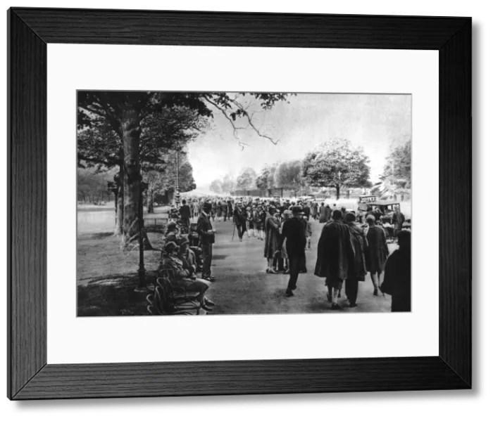 Framed Print : Avenue Foch leading from the Etoile to the Bois de Boulogne, Paris, 1931. Artist: Ernest Flammarion Framed Print : Avenue Foch leading from the Etoile to the Bois de Boulogne, Paris, 1931. Artist: Ernest Flammarion