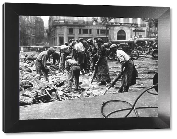 Renewing the roads on the Grands Boulevards, Paris, 1931. Artist: Ernest Flammarion