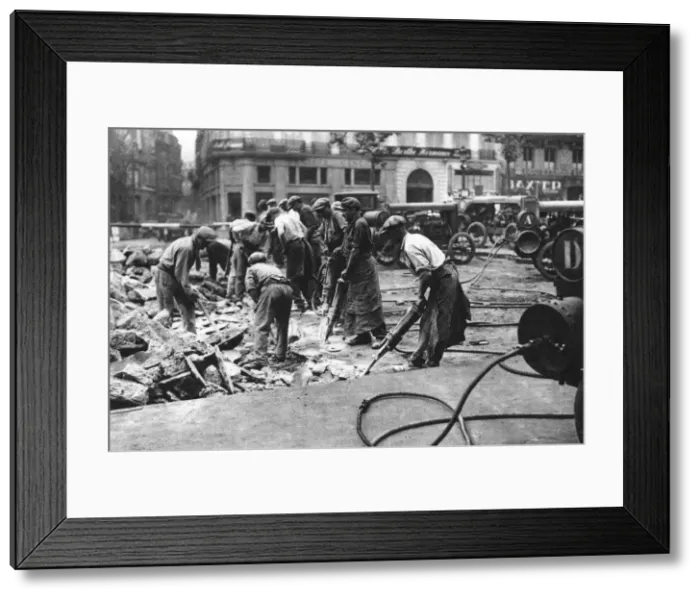 Framed Print : Renewing the roads on the Grands Boulevards, Paris, 1931. Artist: Ernest Flammarion Framed Print : Renewing the roads on the Grands Boulevards, Paris, 1931. Artist: Ernest Flammarion