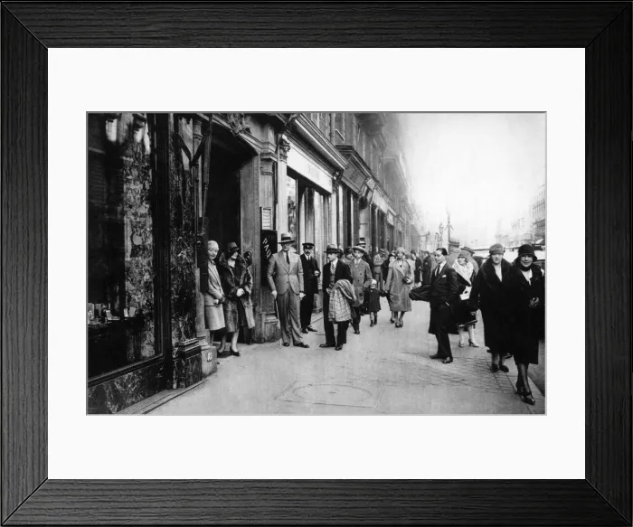 Framed Print : Waiting for seamstresses leaving work, Paris, 1931. Artist: Ernest Flammarion Framed Print : Waiting for seamstresses leaving work, Paris, 1931. Artist: Ernest Flammarion
