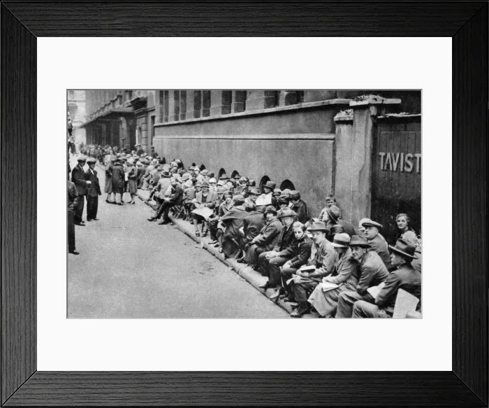 Framed Print : A queue for first night tickets in Covent Garden, London, 1926-1927 Framed Print : A queue for first night tickets in Covent Garden, London, 1926-1927