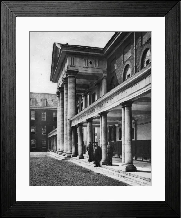 Framed Print : Pensioners in the great quadrangle of Chelsea Royal Hospital, London, 1926-1927. Artist: Taylor Framed Print : Pensioners in the great quadrangle of Chelsea Royal Hospital, London, 1926-1927. Artist: Taylor
