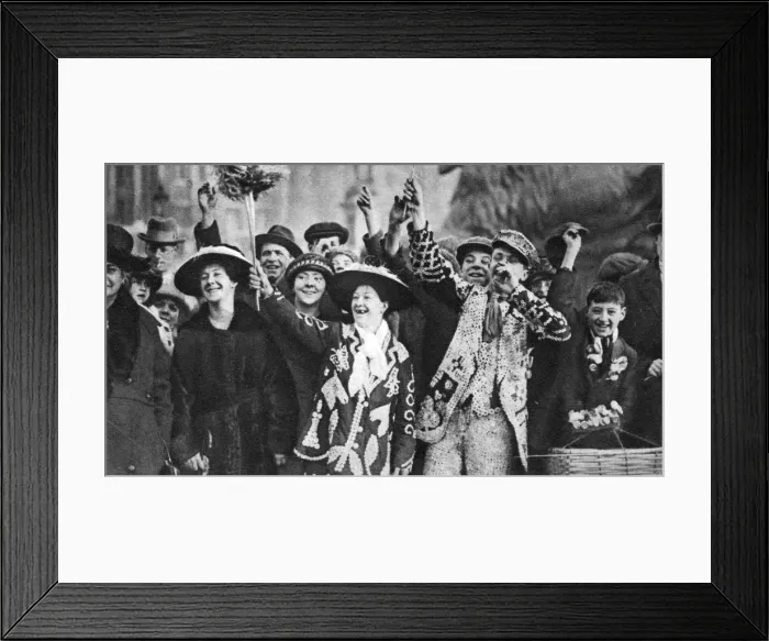 Framed Print : Pearly king and queen in high spirits, London, 1926-1927 Framed Print : Pearly king and queen in high spirits, London, 1926-1927