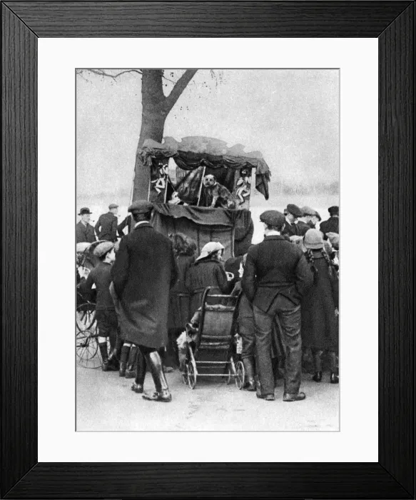 Framed Print : Punch and Judy show in Putney, London, 1926-1927 Framed Print : Punch and Judy show in Putney, London, 1926-1927