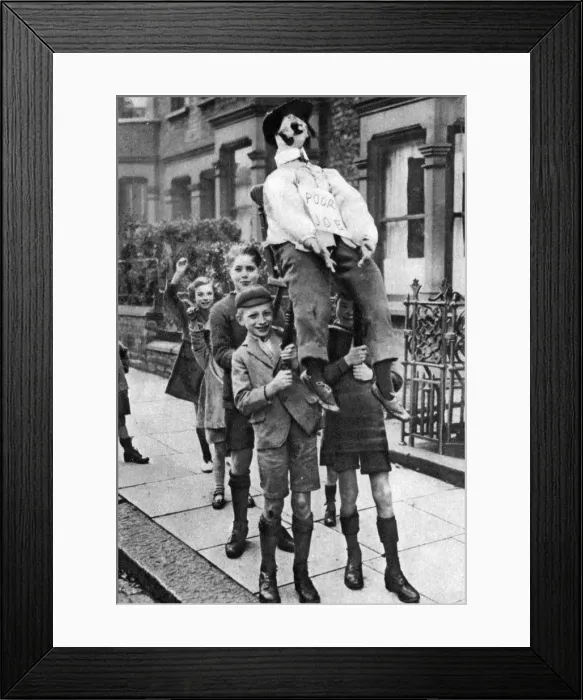Framed Print : Guy Fawkes Day, London, 1926-1927 Framed Print : Guy Fawkes Day, London, 1926-1927