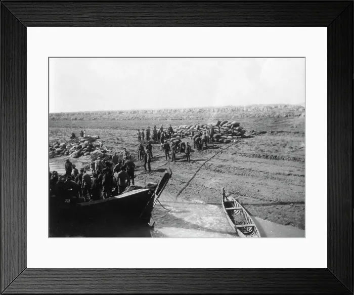 Framed Print : British troops unloading dates on the shore of the Tigris river, 1918 Framed Print : British troops unloading dates on the shore of the Tigris river, 1918