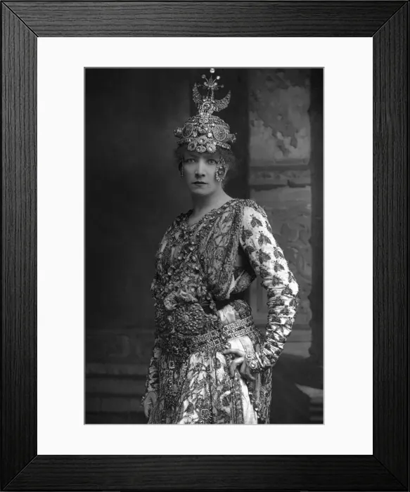 Framed Print : Sarah Bernhardt (1844-1923), French stage actress, 1890. Artist: W&D Downey Framed Print : Sarah Bernhardt (1844-1923), French stage actress, 1890. Artist: W&D Downey
