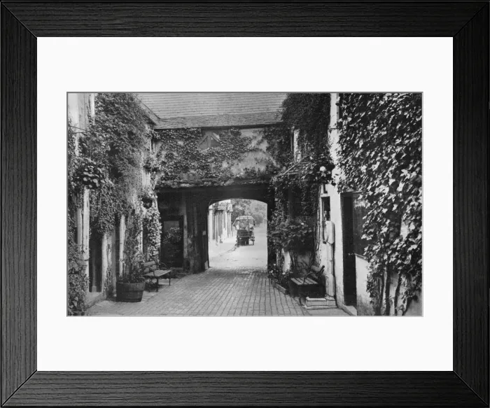 Framed Print : Courtyard of the Saracens Head inn, Southwell, Nottinghamshire, 1924-1926 Framed Print : Courtyard of the Saracens Head inn, Southwell, Nottinghamshire, 1924-1926