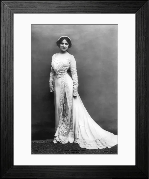 Framed Print : Edna May (1878-1948), American actress and singer, early 20th century. Artist: Rotary Photo Framed Print : Edna May (1878-1948), American actress and singer, early 20th century. Artist: Rotary Photo