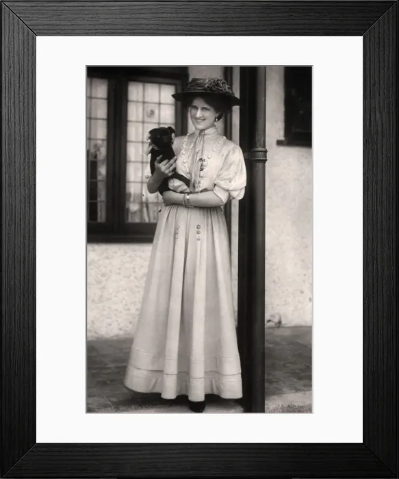 Framed Print : Zena Dare (1887-1975), English actress, early 20th century. Artist: Foulsham and Banfield Framed Print : Zena Dare (1887-1975), English actress, early 20th century. Artist: Foulsham and Banfield