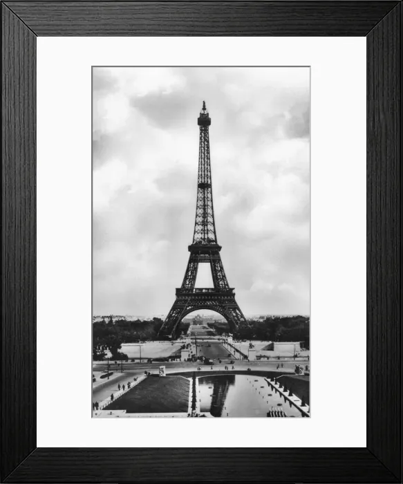 Framed Print : La Tour Eiffel et Bassins de Chaillot, Paris, 20th Century. Artist: Veritable Framed Print : La Tour Eiffel et Bassins de Chaillot, Paris, 20th Century. Artist: Veritable