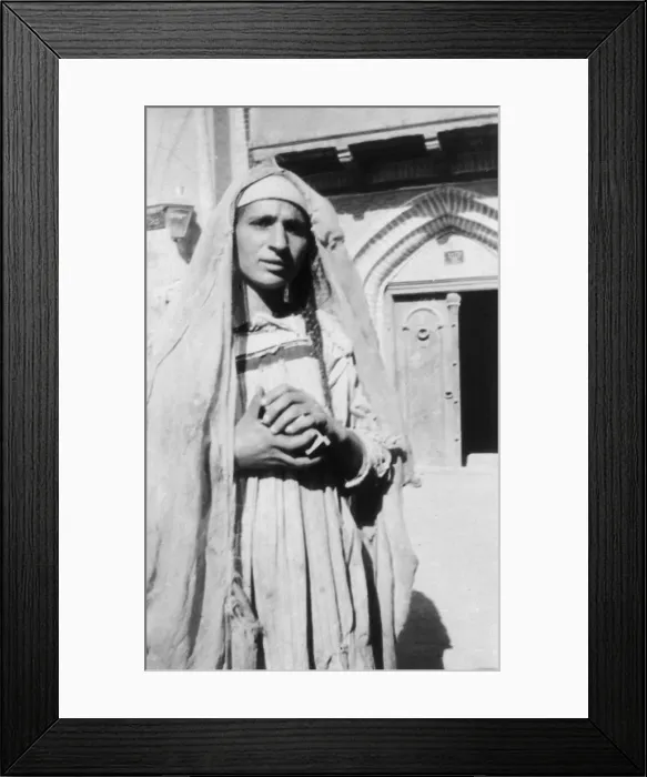 Framed Print : Persian woman, 1917-1919 Framed Print : Persian woman, 1917-1919