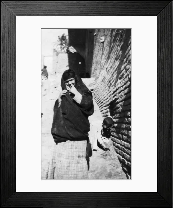 Framed Print : Arab woman, Iraq, 1917-1919 Framed Print : Arab woman, Iraq, 1917-1919